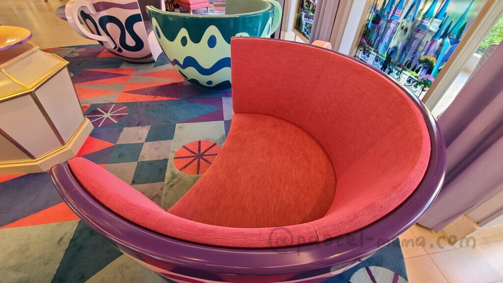セレブレーションホテルウィッシュにあるアリスのティーパーティ仕様な椅子