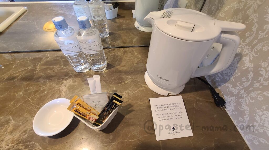 ホテルオークラ東京ベイジュニアスイートのポットと水とインスタントコーヒー
